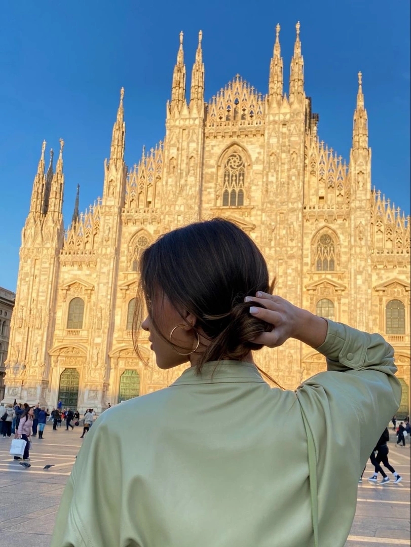 Di fronte al Duomo, l'essenza di Milano si rivela